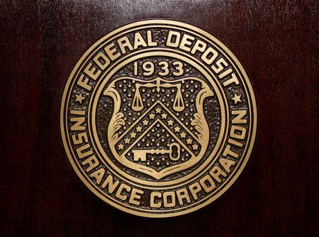 　7月２４日、米連邦預金保険公社（ＦＤＩＣ）は、一部銀行の保険対象外預金額が少なく報告されており、不正確だとして修正を求めた。写真はＦＤＩＣのロゴ。ワシントンで２０１１年２月撮影（２０２３年　ロイター／Jason Reed）