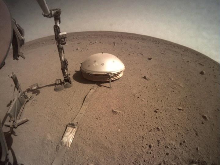 火星の平原で、地震を「聞き」続けてきた  NASA/CALTECH