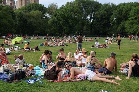 米ホワイトハウスは２５日、米国で成人の５０％以上が新型コロナウイルスワクチン接種を完全に済ませたと発表した。ＮＹ市セントラル・パークのようす。２３日撮影（２０２１年　ロイター／Caitlin Ochs）