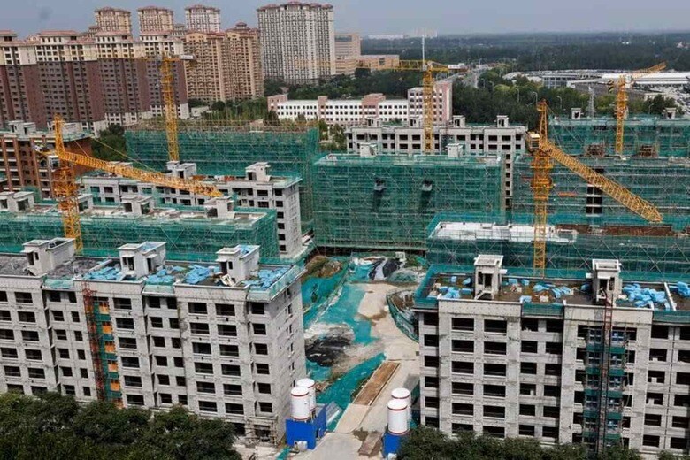 ６月１６日、中国国家統計局が発表した１─５月の不動産投資は前年同期比１０．１％減と、１─４月の９．８％から減少ペースが加速した。写真は集合住宅の建設現場。中国の天津で昨年８月撮影（２０２４　ロイター／Tingshu Wang）