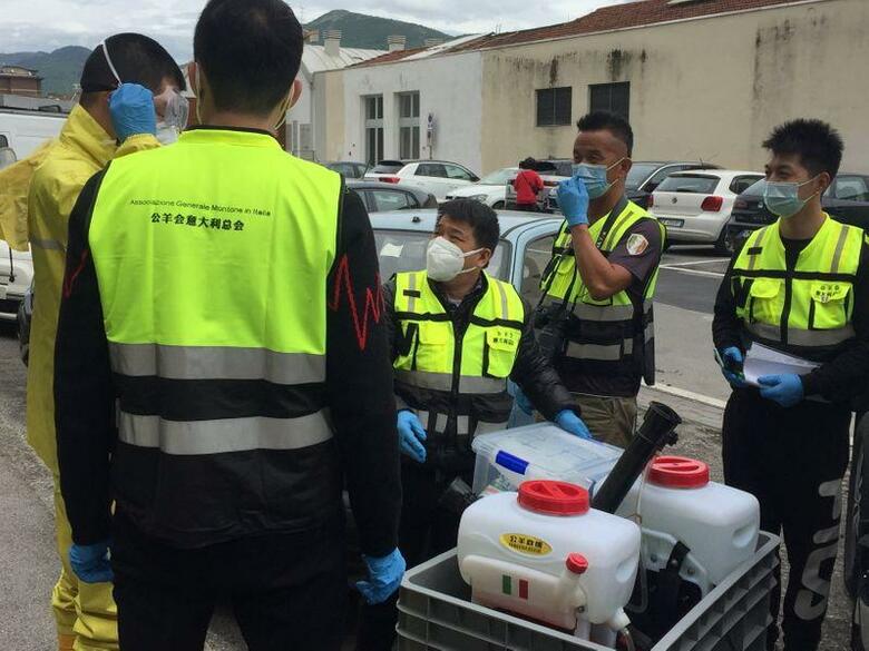 コロナ禍による予想外の犠牲を被ったのが、イタリア国内で有数の中国人コミュニティーだ。トスカーナ州の小都市で30年以上にわたって拡大してきたコミュニティーは、いま急速に縮小しつつある。写真はプラートで、新型コロナに感染した人の家を消毒するために集まった市民保護団体。14日撮影（2021年　ロイター/Silvia Ognibene）