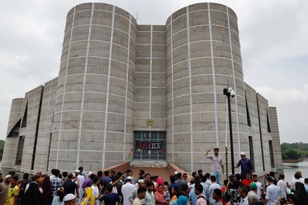 ８月６日、バングラデシュで、ハシナ首相辞任を受けて近く成立する暫定政権の首席顧問にノーベル平和賞受賞者のムハマド・ユヌス氏（８４）が指名された。写真は６日、首相辞任後にダッカの国会議事堂前に集まる人たち（２０２４年　ロイター／Mohammad Ponir Hossain）