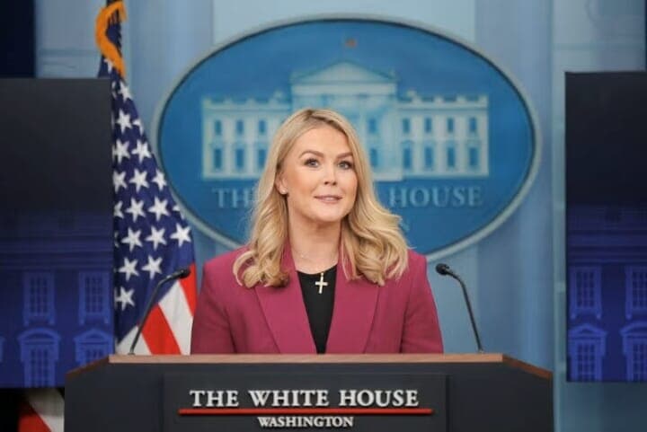 米ホワイトハウスのレビット報道官は３１日、メキシコ、カナダ、中国に対する関税措置を２月１日に発動すると改めて表明し、「３月１日に延期される」という報道は誤りと述べた。写真は１月２８日、記者会見するホワイトハウスのレビット報道官（２０２５年　ロイター／Carlos Barria）