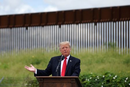 米トランプ政権時代に大統領補佐官（国家安全保障担当）を務めたジョン・ボルトン氏は、１１月の大統領選で返り咲きを目指すトランプ前大統領（写真）について「最初の（１期目の）４年間が悪かったとすれば、次の４年間はさらに悪くなるだろう」と述べた。 ２０２１年６月撮影（２０２４年　ロイター/Callaghan O\'Hare）