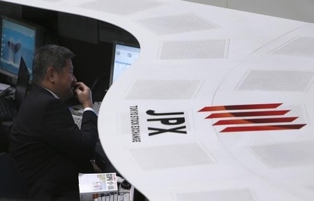 　９月２１日、前場の東京株式市場で、日経平均株価は前営業日比８０円１８銭安の１万６４１１円９７銭と続落した。写真は都内で２０１４年１２月撮影（２０１６年　ロイター／Yuya Shino）