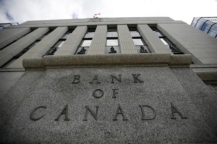 3月28日、米国債市場で長短金利が逆転して「逆イールド」化し、これがリセッション（景気後退）の前兆かどうか投資家は頭を悩ませている。加オタワのカナダ中銀前で2009年7月撮影（2019年　ロイター/Chris Wattie）