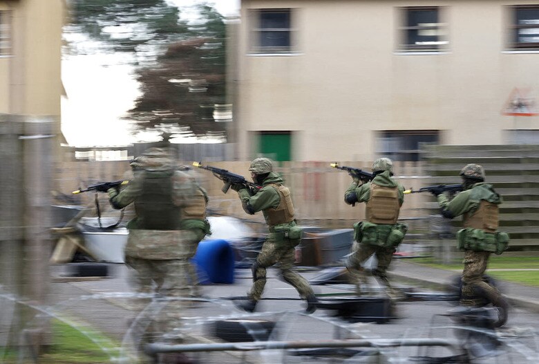 イギリスで訓練を受けるウクライナ兵。同様の訓練はイギリス以外のヨーロッパ各国で行われている（2月24日）　Henry Nicholls-REUTERS