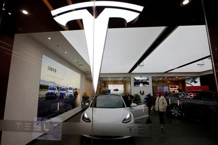 ４月１６日、米電気自動車（ＥＶ）大手テスラの人員削減は米国と中国の販売・技術・エンジニアリング部門を含むと関係者５人が明らかにした。北京のテスラショールームで２０２３年２月撮影（２０２４年　ロイター/Florence Lo）