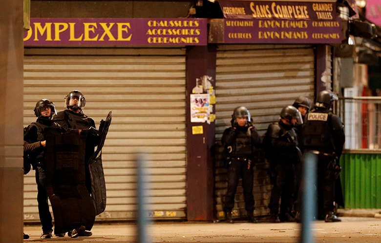 強制捜査で踏み込んだパリ郊外のアパートにいたのは、腹に爆弾を巻き付けた女だった　Christian Hartmann-Reuters