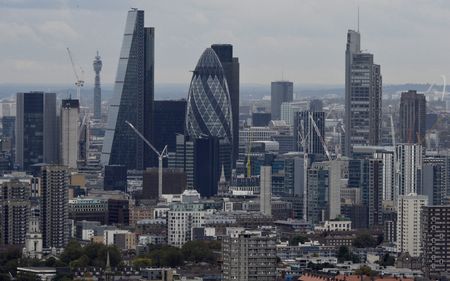 Ｓ＆Ｐグローバル／ＣＩＰＳが３日発表した５月の英国の製造業購買担当者景気指数（ＰＭＩ）改定値は好不況の分かれ目である５０を上回り、成長を取り戻した。写真はロンドンで２０１６年１０月撮影（２０２４年　ロイター／Hannah McKay）