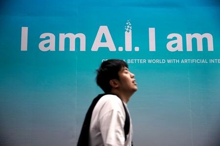 　１月７日、米ホワイトハウスは人工知能（ＡＩ）の開発・利用に関する規制原理を提案した。写真は２０１９年６月、上海で開かれた技術見本市の広告（２０２０年　ロイター／Aly Song）