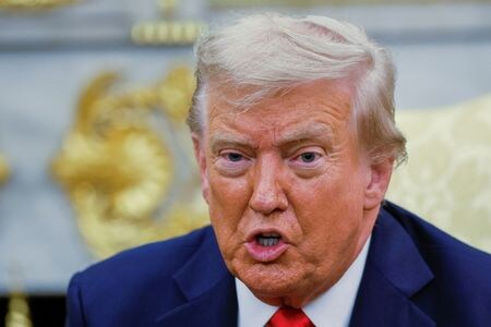 トランプ米大統領は１０日、米連邦準備理事会（ＦＲＢ）のパウエル議長に対し利下げを実施するよう改めて要求した。ホワイトハウスで８月撮影（２０２５年　ロイター/Brian Snyder）