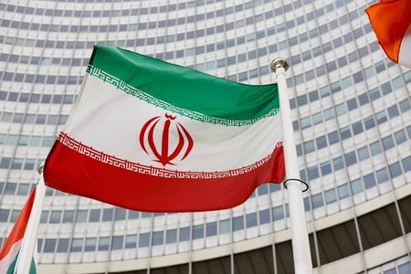 　１１月２８日、英国のトラス外相とイスラエルのラピド外相は英紙テレグラフに共同寄稿し、イランが核兵器保有国になるのを阻止するために両国は「昼夜を問わず」取り組むと表明した。写真はイラン国旗。ウイーンにある国際原子力機関（ＩＡＥＡ）前で５月撮影（２０２１年　ロイター／Leonhard Foeger）