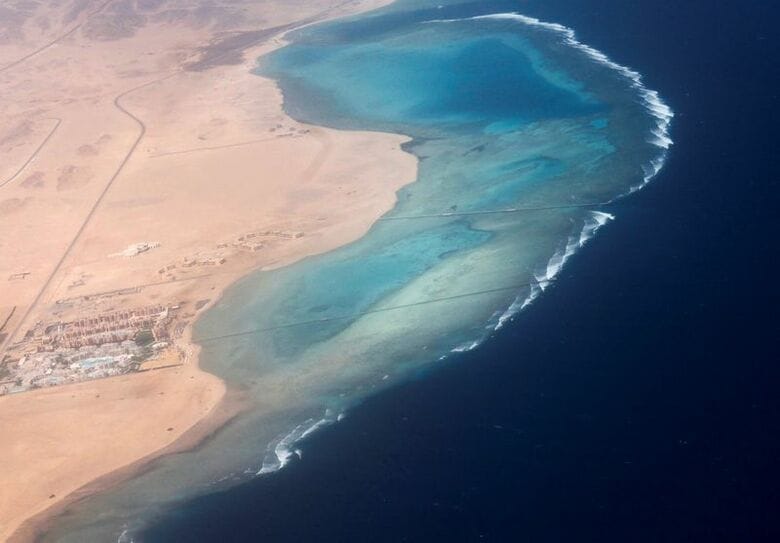 エジプトのマルサアラム着陸前の飛行機から望む紅海、2025年撮影 REUTERS/Stringer