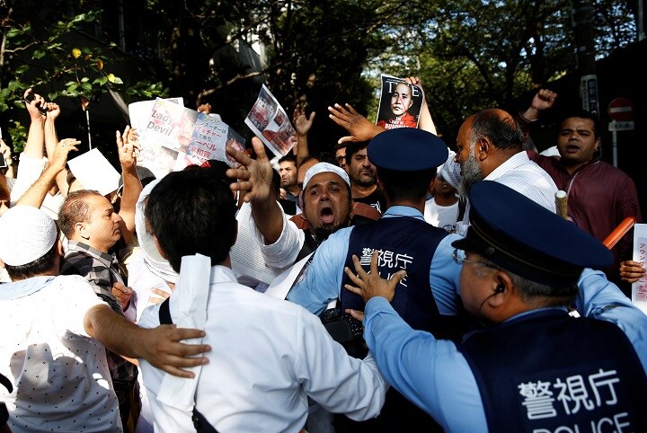 都内のミャンマー大使館に迫るロヒンギャの抗議デモ（2017年9月8日）Kim Kyung-Hoon-REUTERS
