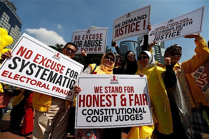 憲法裁判所前では大統領支持派、プラボウォ支持派がともに「正しい結果」を求めていた　Willy Kurniawan - REUTERS