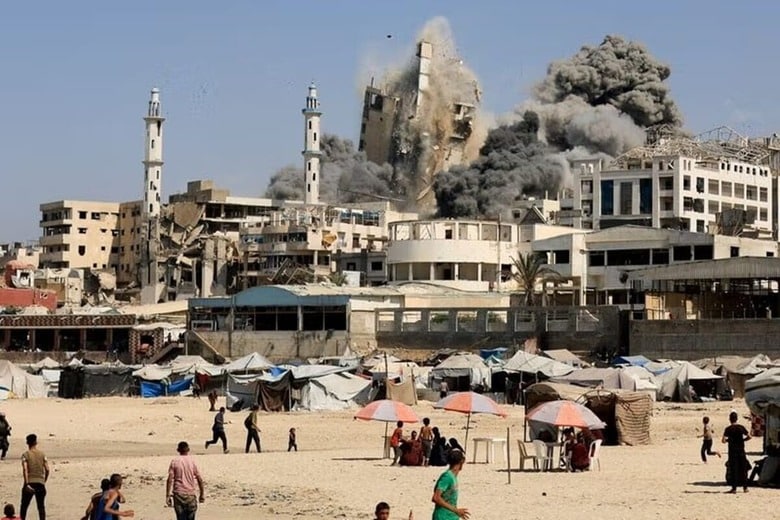 ９月１６日、イスラエル軍はパレスチナ自治区ガザの最大都市ガザ市占領に向け地上攻撃を開始し、「ガザは燃えている」と宣言した。写真は１５日、イスラエルの攻撃で倒壊するガザ市の建物（２０２５年　ロイター/Dawoud Abu Alkas）