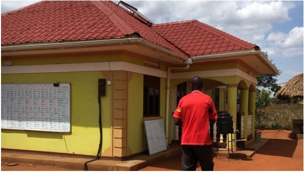 こちらもウガンダの色鮮やかなMSF施設。そしてロバートの背中（スマホ撮影）