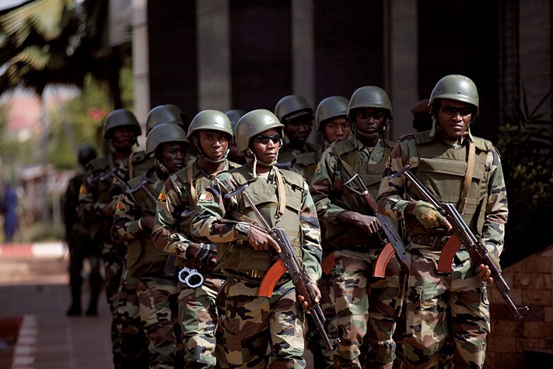 襲撃を受けたホテル前で警戒に当たるマリ軍兵士（バマコ）　Joe Penney- REUTERS
