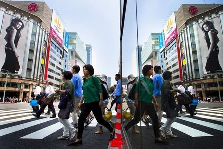 People cross a street in a shopping district in Tokyo, Japan June 25, 2015. Japanese household spending rose 4.8 percent in May from a year earlier in price-adjusted real terms, government data showed on Friday. Picture taken June 25, 2015.  REUTERS/Thoma