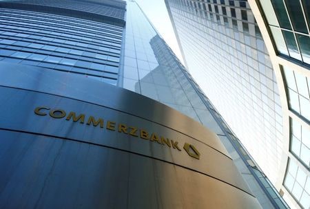 ドイツの銀行大手コメルツ銀行は１１日、株式トレーディング部門と調査部門を仏独系金融サービスグループのＯＤＤＯ・ＢＨＦに委託すると発表した。世界で従業員１万人を削減する計画の一環。フランクフルトで２０１８年撮影。（２０２１年　ロイター/Ralph Orlowski）