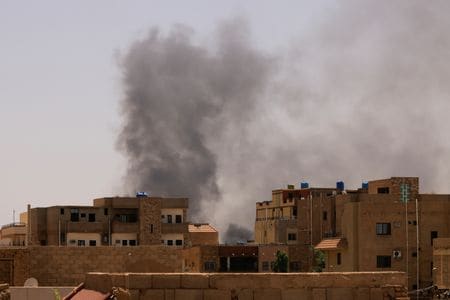 スーダンから自国の大使館員と民間人を退避させようとしていたフランスの車列を攻撃し、１人を負傷させたとして、スーダン軍と準軍事組織「即応支援部隊（ＲＳＦ）」が互いを非難する声明を発表した。写真はハルツーム北部、２２日撮影（２０２３年　ロイター／Mohamed Nureldin Abdallah）