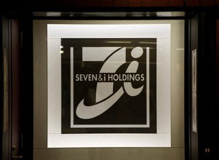 　セブン＆アイ・ホールディングスは１日、同社が傘下百貨店事業会社のそごう・西武を売却する方向で最終調整に入ったとの報道について、昨年７月に発表した中期経営計画で示した通り、「そごう・西武の株式売却を含め、あらゆる可能性を排除せずに検討を行っている」とのコメントを発表した。写真はセブン＆アイのロゴ。２０１７年１月、都内で撮影（２０２２年　ロイター／Kim Kyung-Hoon）