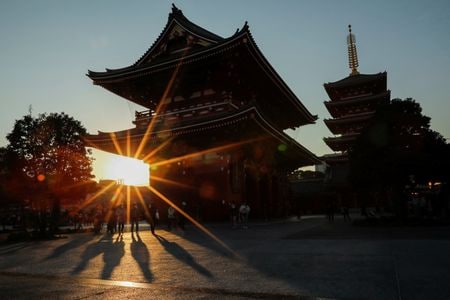 　内閣府が５月１７日発表した１─３月期国民所得統計1次速報によると、実質国内総生産（ＧＤＰ）は前期比プラス0.4％、年率換算でプラス1.6％となった。東京都の浅草で２０２１年１２月撮影（２０２３年　ロイター/Issei Kato）