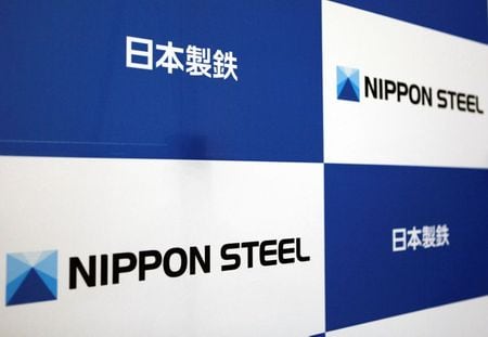 　１０月６日、日本製鉄は、一時休止中の東日本製鉄所君津地区第２高炉を１１月下旬をめどに再稼働すると発表した。写真は同社のロゴ。都内で昨年３月撮影（２０２０年　ロイター／Yuka Obayashi）