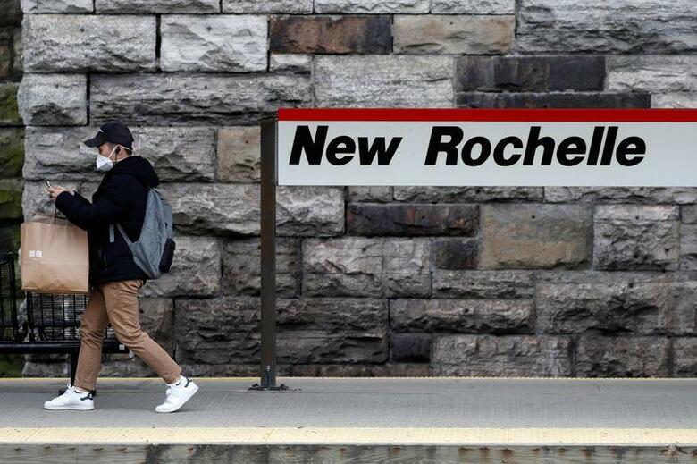 米疾病対策センター（ＣＤＣ）は１２日、米国内で確認された新型コロナウイルスの感染者は、東部時間１１日午後４時時点で１２６４人と、前回発表時から２７７人増えたと発表した。ニューヨークで撮影（２０２０年　ロイター/SHANNON STAPLETON）