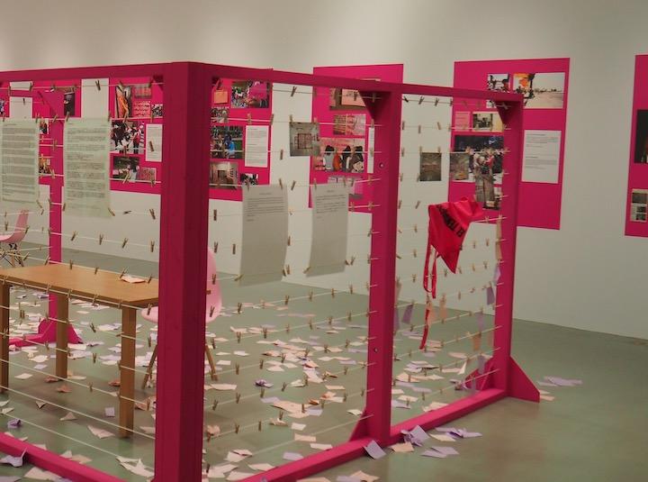 展示形態変更後のモニカ・メイヤー〈the clothesline〉 撮影：仲俣暁生