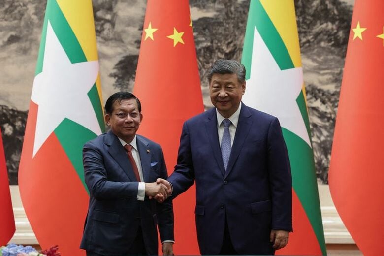 6月16日、中国・北京の人民大会堂で中国の習近平国家主席と握手するミャンマーのミンアウンフライン大‌統領。代表撮影。 REUTERS