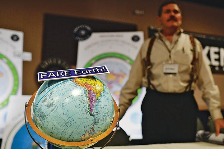 イベント会場でのフラットアース活動家　Hyoung Chang-The Denver Post