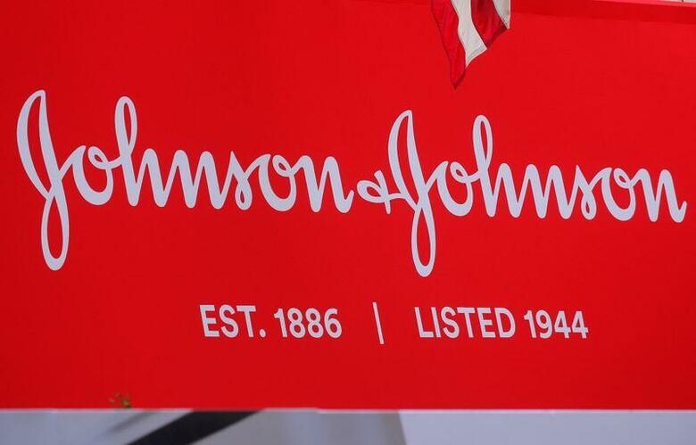 米医薬品・日用品大手ジョンソン・エンド・ジョンソン(J&J)のウォーク最高財務責任者(CFO)はロイターとのインタビューで、新型コロナウイルス感染症ワクチン供給を巡り、日本政府およびビル・アンド・メリンダ・ゲイツ財団と協議していると述べた。写真はJ&Jのロゴ。ニューヨーク証券取引所で2019年9月撮影(2020年　ロイター/Brendan McDermid)