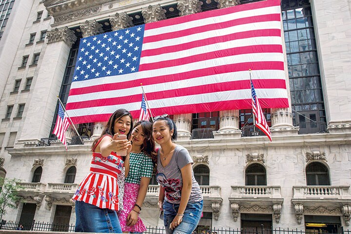 ニューヨーク証券取引所前で自撮りを楽しむ中国人女性たち　Lucas Jackson-REUTERS