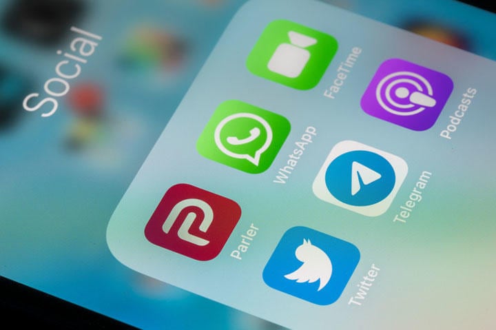 パーラーのアイコン（写真の赤いアイコン）はスマホのアプリストアからも削除された　BackyardProduction/iStock.  