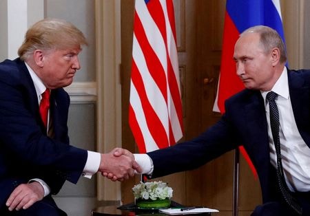 　２月７日　ロシア大統領府のペスコフ報道官は、プーチン大統領（写真右）とトランプ米大統領（写真左）の会談の可能性について両国がまだ協議を始めていないと述べた。写真は２０１８年７月、フィンランドの首都ヘルシンキで撮影（２０２５年　ロイター／Kevin Lamarque）