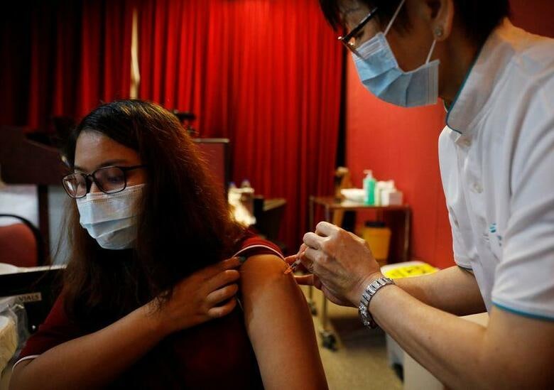 シンガポールのリー・シェンロン首相は、新型コロナウイルスのワクチン接種証明を他国と相互に認識することが、国際的な移動再開に向けて必要な措置だとし、複数の国と協議していることを明らかにした。写真はシンガポールで１月撮影（２０２１年　ロイター／Edgar Su）