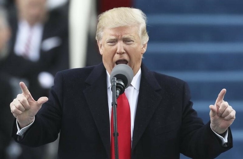 １月２１日、米国のトランプ新大統領（写真）が２０日の就任演説で明確に打ち出したのは、保護主義的な政策による「米国第一主義」だった。ワシントンで２０日撮影（２０１７年　ロイター/Carlos Barria）