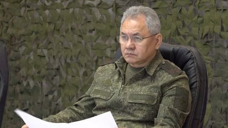 ロシアのショイグ国防相は、ウクライナ南部のロシア支配地域にある巨大なカホフカダム破壊について、ウクライナ軍がロシア軍による攻撃を阻止すると同時に部隊や装備を再配置するために爆破したと非難した。５月１９日撮影（２０２３年　ロイター/Russian Defence Ministry/Handout via REUTERS）