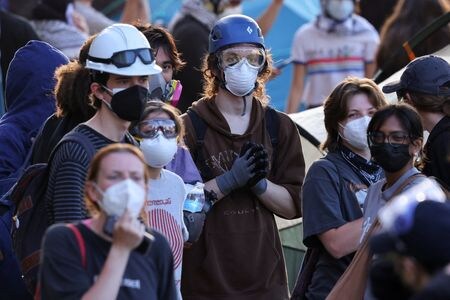　５月１日、中東情勢を巡る衝突が起きた米カリフォルニア大学ロサンゼルス校（ＵＣＬＡ）では、授業が休講となった。写真はガザでのパレスチナ人を支持する人々。米カリフォルニア州 ロサンゼルスで撮影（２０２４　ロイター／Mike Blake）