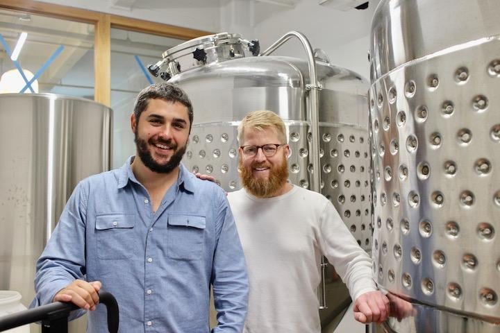 Brooklyn Kuraのブライアン・ポレン氏と、生化学者のブランドン・ドーン氏の2人のアメリカ人が、クラフト酒を作っている。(c) Kasumi Abe