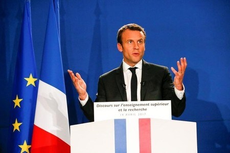 　４月１７日、調査会社オピニオンウェイが公表したフランス大統領選に関する世論調査によると、中道系独立候補のマクロン前経済相（写真）と極右政党・国民戦線（ＦＮ）のルペン党首が決選投票に進んだ場合、マクロン氏が６４％を獲得し、ルペン氏の３６％を上回ると予想されている。写真はグルノーブル近郊で撮影（２０１７年　ロイター／Robert Pratta）