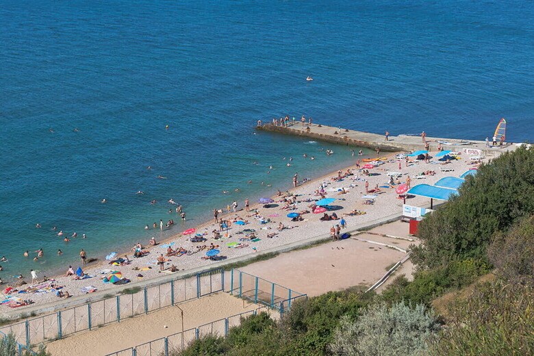 セヴァストポリのビーチ（2020年7月25日）　Mukhorin Nikolay-Shutterstock