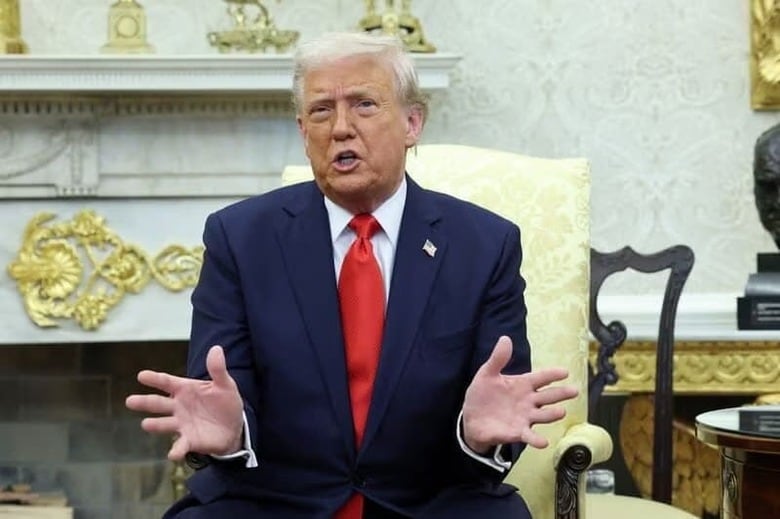 ４月１４日、トランプ米大統領（写真）は、メキシコやカナダから輸入する自動車・部品に対する２５％の追加関税について、見直しを検討していることを明らかにした。同日、ワシントンで撮影（２０２５年　ロイター/Kevin Lamarque）