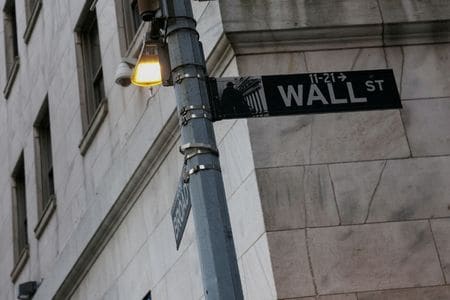 米ニューヨーク証券取引所（ＮＹＳＥ）前で３月撮影。REUTERS/Shannon Stapleton