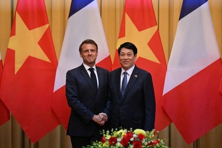 ５月２６日、 フランスのマクロン大統領が仏大統領として約１０年ぶりにベトナムを公式に訪問する中、両国は２６日、欧州航空機大手エアバス機２０機の契約に調印したほか、原子力エネルギー、鉄道、エアバスの地球観測衛星、サノフィのワクチンに関する協力協定に署名した。写真はハノイで会談するマクロン氏とベトナムのクオン国家主席。代表撮影（２０２５年　ロイター）