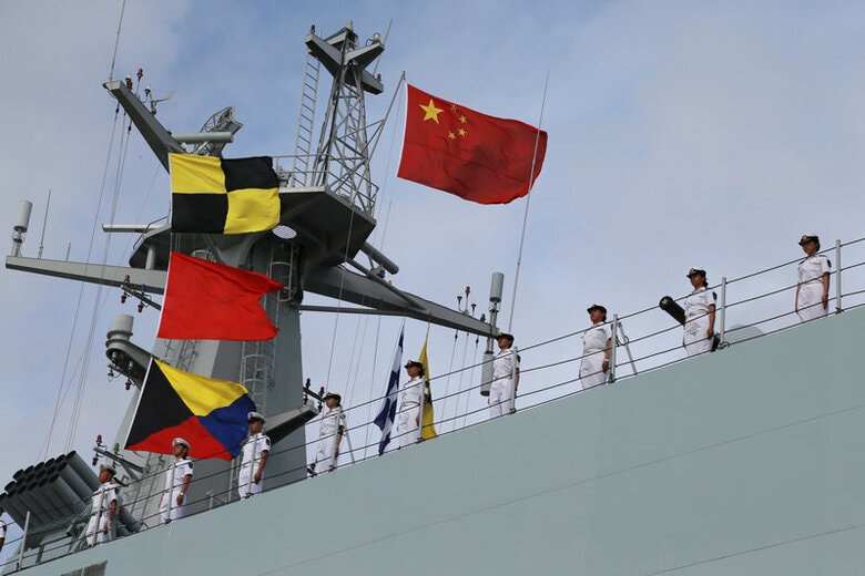 ７月１２日、中国がアフリカ東部ジブチに建設中の初の海外軍事拠点に向け、駐留部隊が乗った艦船が１１日、広東省湛江から出航した。新華社が報じた。写真は１１日撮影。（２０１７年　ロイター）