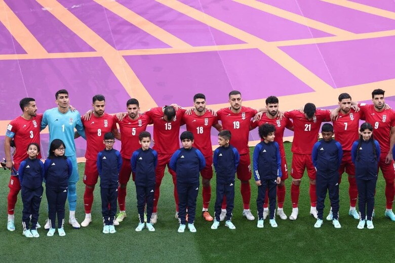 イングランド戦前の国歌斉唱中のイラン代表（11月21日）　Marko Djurica-Reuters