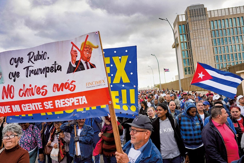 首都ハバナの米大使館前で抗議活動をする市民　AP/AFLO